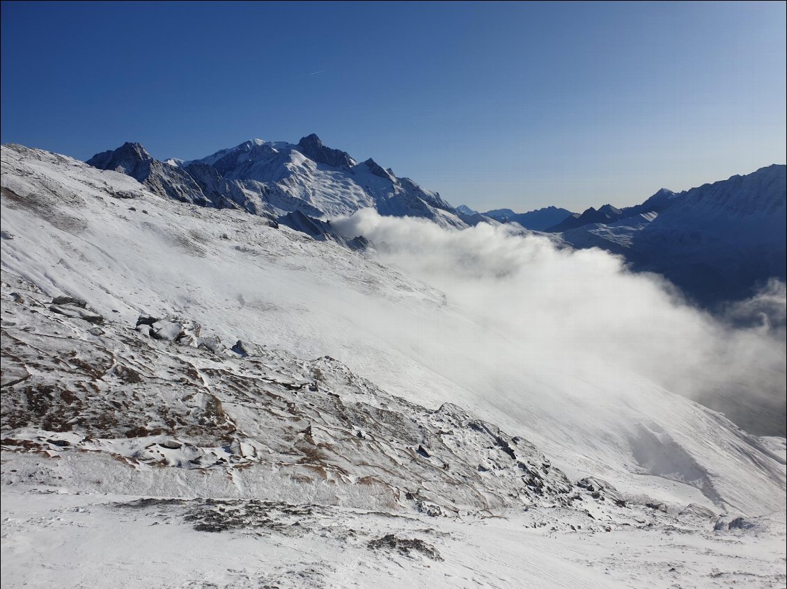 Col des Fours en direction du Col de la Seigne.
Vue sur le Mont-Blanc