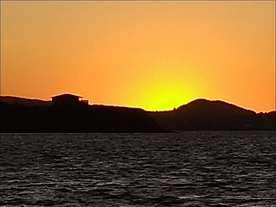 Couche de soleil sur la terrasse de l'auberge.