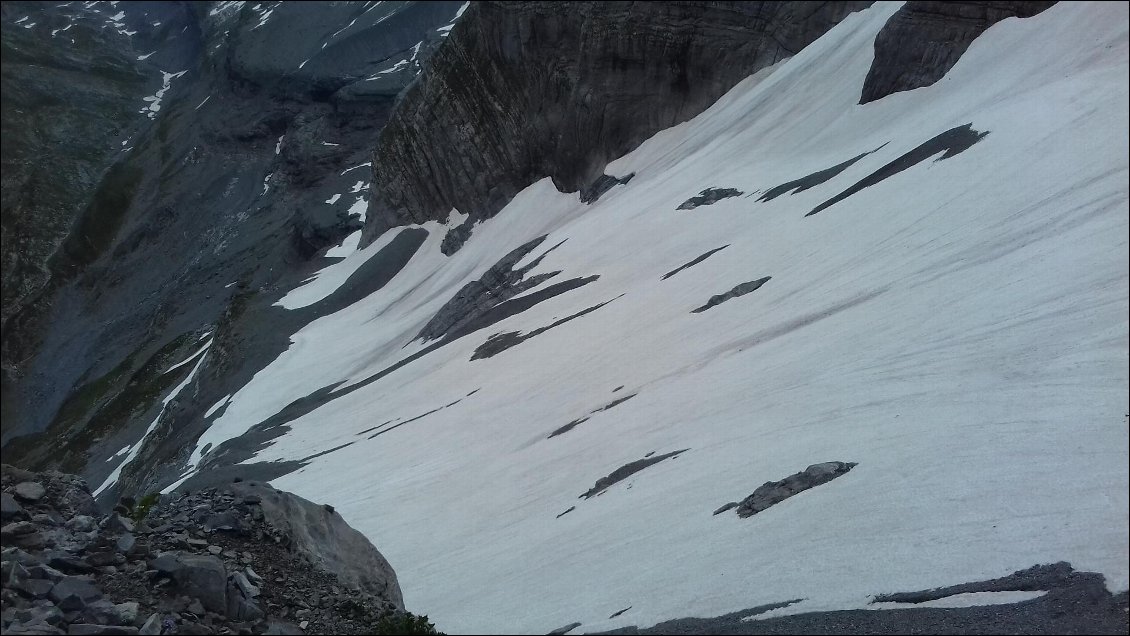 Vue arrière, on vient d'en bas, de l'avant dernier îlot de rochers.