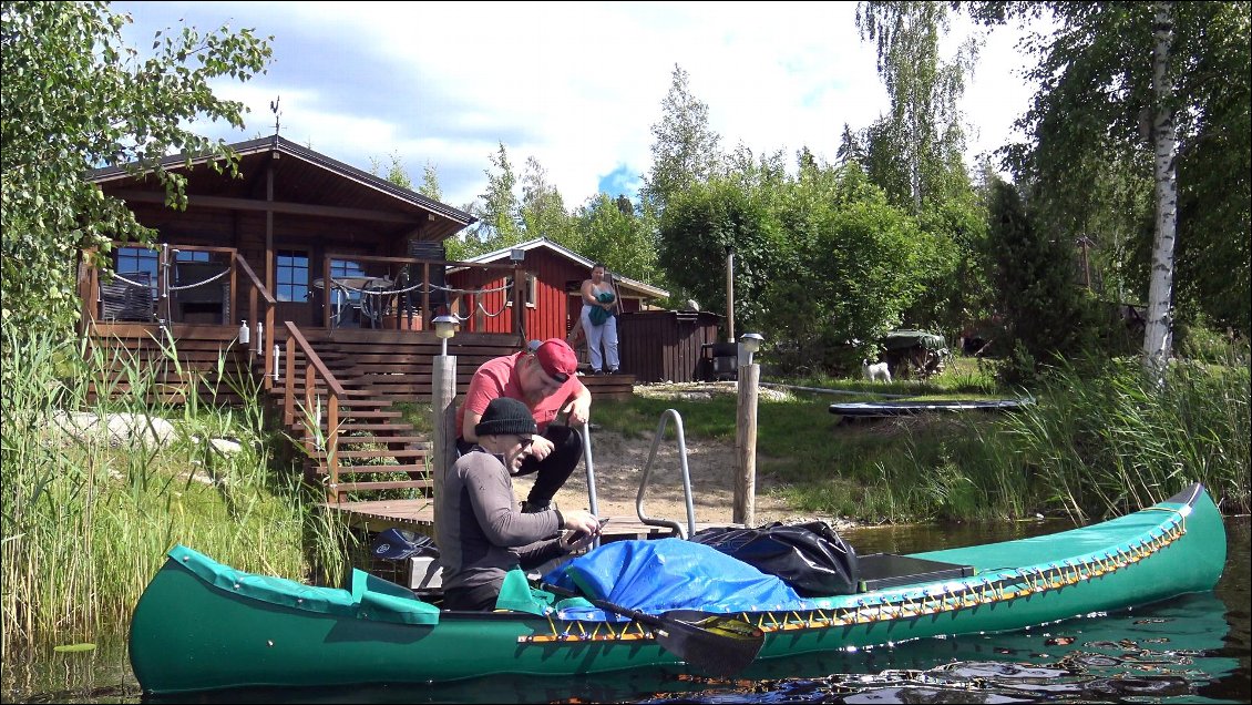 Nous décidons de tenter notre chance au plus prés du chemin qui sera le meilleur portage, en abordant un couple de finlandais qui nous observent depuis de longues minutes.