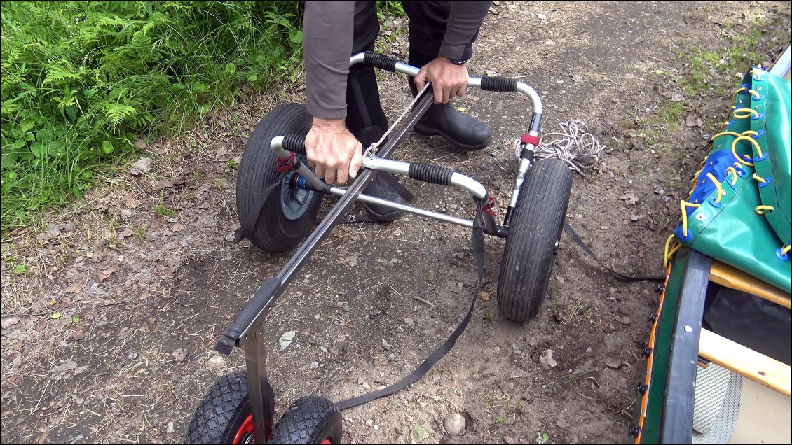 Mon chargement est deux fois plus lourd que celui d'Amélie et le chariot ne résiste pas à tant de contraintes, moi, si ! :-)
J'installe une corde qui va soulager la poussée sur le chariot et je change encore les vis puisque nous avons emmenées de quoi les changer.