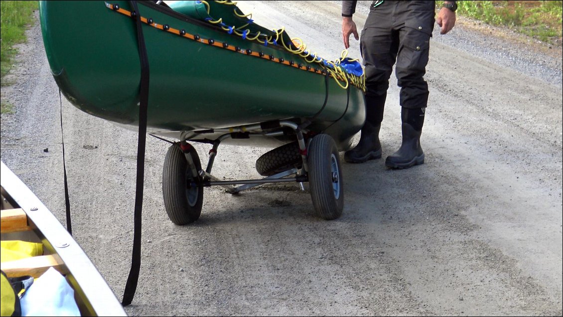 Le poids de mon canoë apparaît définitivement insupportable pour les capacités du chariot.