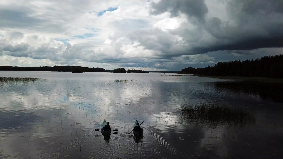 Nous repartons en sachant que d'autres portages nous attendent jusqu'aux grands lacs de Paijanne et que l'une des roues de chariot est inutilisable, il suffira de trouver une solution.