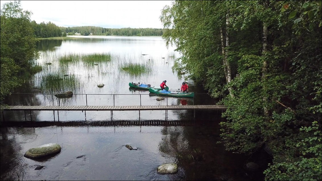 Une passerelle trop basse nous oblige à des acrobaties insignifiantes...