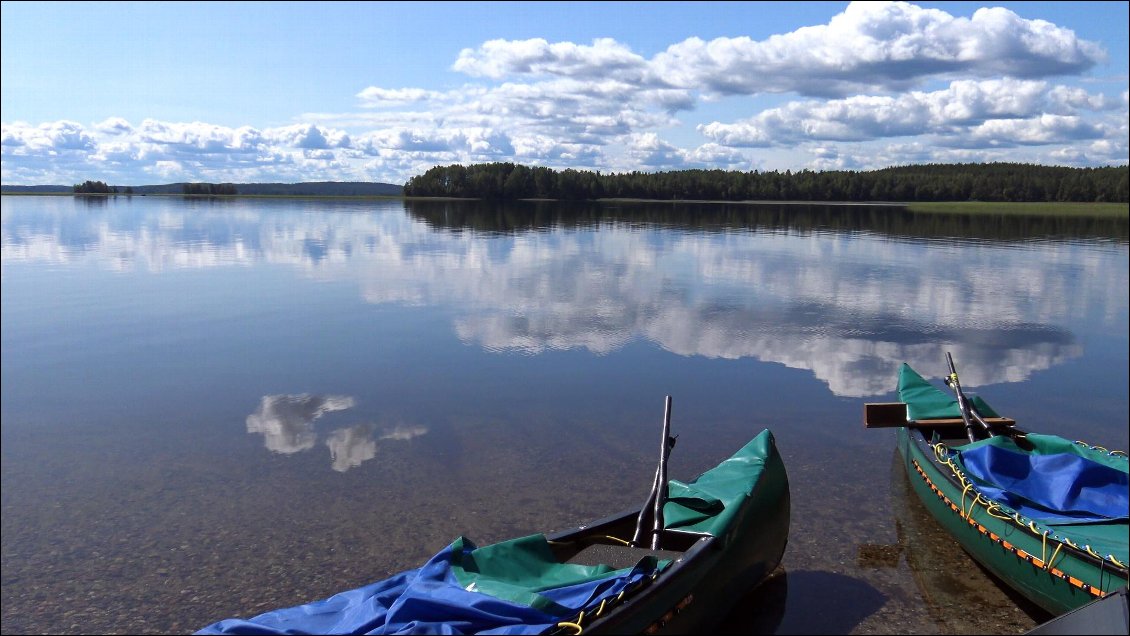 Le lac est miroir et l'imagination devient contemplation.