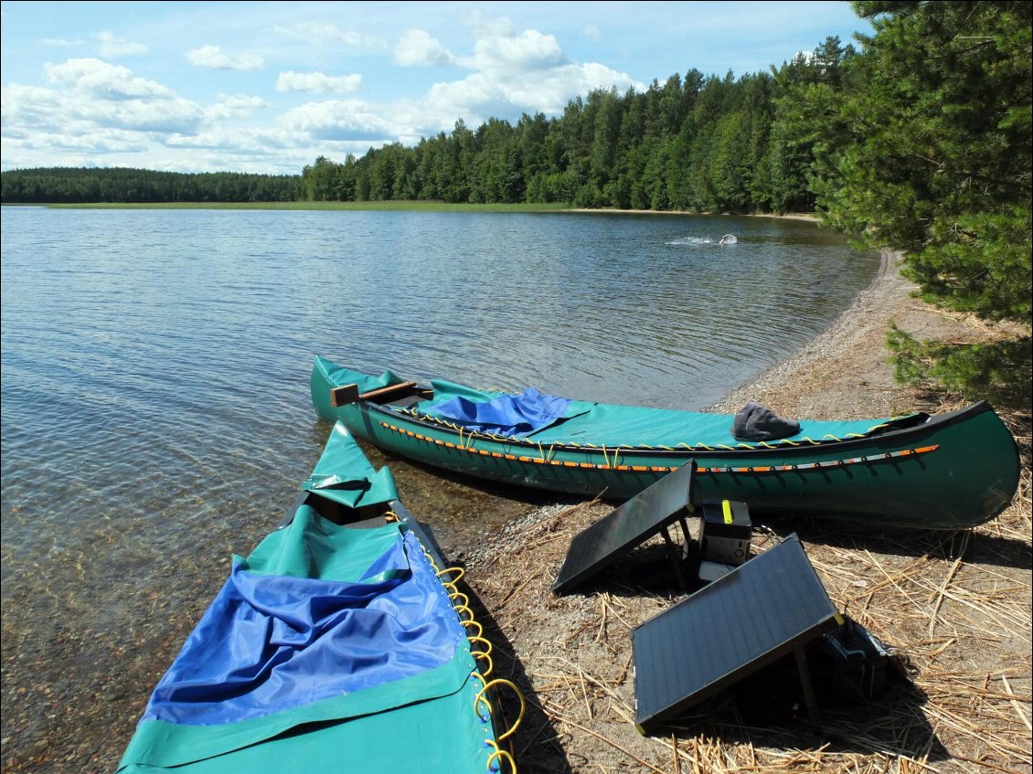 La plage est déserte toute la matinée, puis durant les trois prochains jours, un tas de bateaux à moteur viendront s'y greffer.