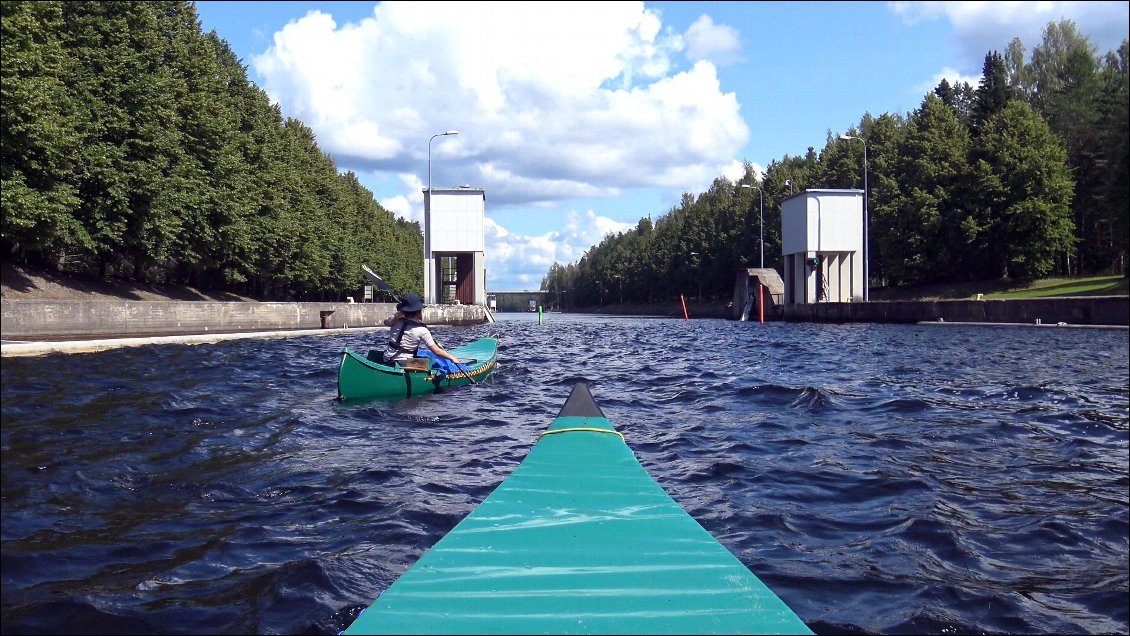 Le temps de rendre la situation dérisoire et le mur à disparu dans l'eau. L’écluse se déclenche à l'aide d'une tirette.