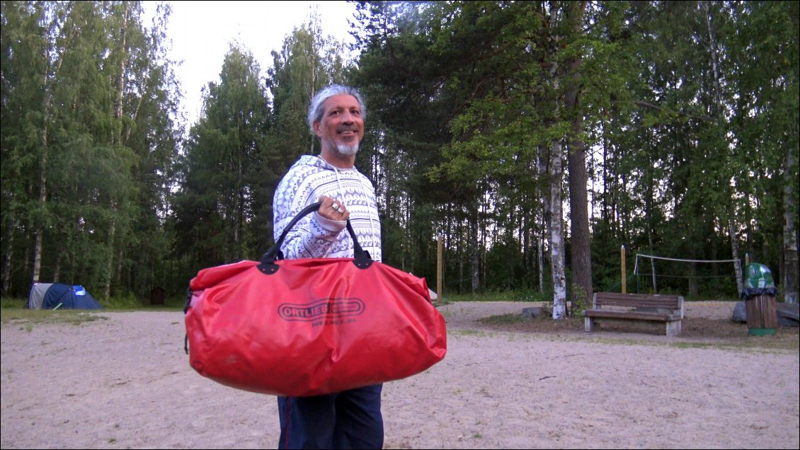 - Hei, hello, Do you speak english ?
- yes, no problem.
- C’est votre tente qui est installée là ?
 -Oui, et vous d'où venez vous ?
- De Padasjoki à 41 kilomètres !
- Et c’est votre femme dans l’autre canoë ?
- Non non pas du tout, c’est ma fille, elle à 13 ans !
- Vraiment, 13 ans, mais c’est incroyable !
- Dites moi, pensez vous que nous pouvons aussi planter notre tente pour passer la nuit ici ?!
- Mais bien sur avec plaisir, en plus c’est un coin vraiment calme.
L'homme prends le temps de capter et figer mon regard, puis il me tends la main pour me saluer et de me déclarer :
- Bien sur que vous pouvez vous installer ici, cette terre n’est pas la notre, elle est à tout le monde.
Et à la manière solennelle dont il me déclame cette vérité que j’approuve tant, je comprends que nous allons faire connaissance avec des gens qui vont nous laisser un bon souvenir.