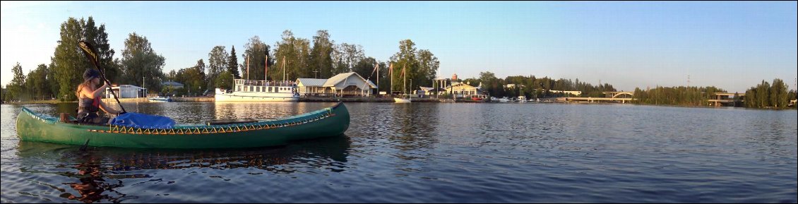 Nous traversons Heinola, gavés de la satisfaction d'avoir réussi à accomplir toute cette distance sous un soleil de plomb.