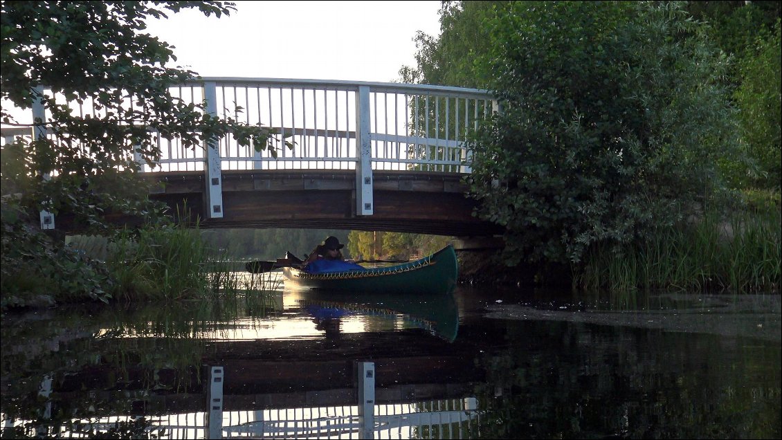 La journée se termine juste après ce petit pont en sortie de la ville. Nous apercevons une tente installée sur la pelouse qui borde la rivière pendant qu'un couple nous regarde arriver.