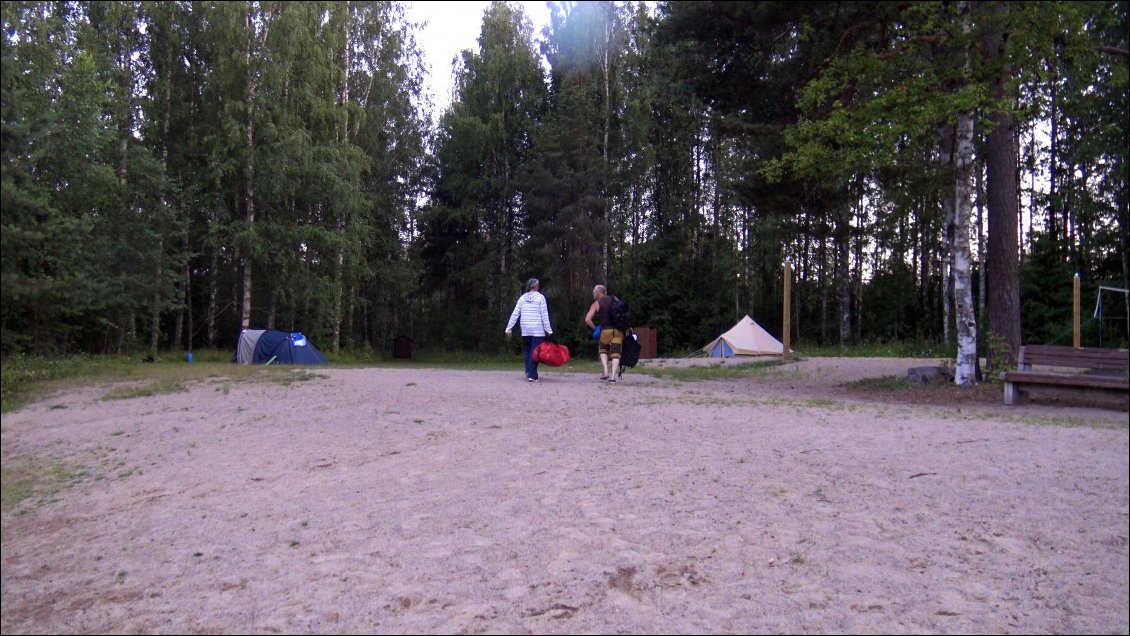 C’est Mohd et Marina, ils vivent à Helsinki et ils sont là pour deux jours, ils viennent ici depuis 7 ans.
Nous leur expliquons notre manière de voyager et ils nous invitent à partager un repas sur la pelouse, ils nous aident naturellement à sortir les sacs du canoë et pendant que je monte la tente, ils partent chercher du rab pour le dîner.