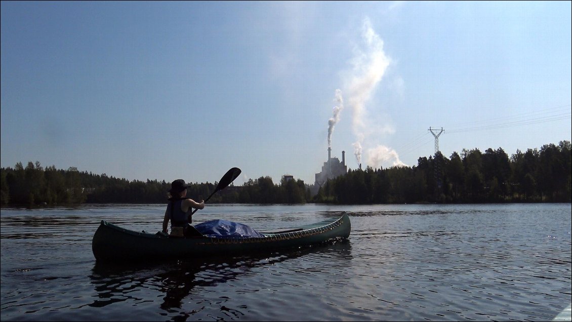 Nous devons contourner Heinola durant 18 kilomètres et accomplir au total une navigation d'environ quarante kilomètres. L'usine à papier répand une odeur étrange qui peluche les naseaux, aussi difficile à définir qu'à apprécier, la même que nous avons perçue en arrivant en ville deux jours auparavant.