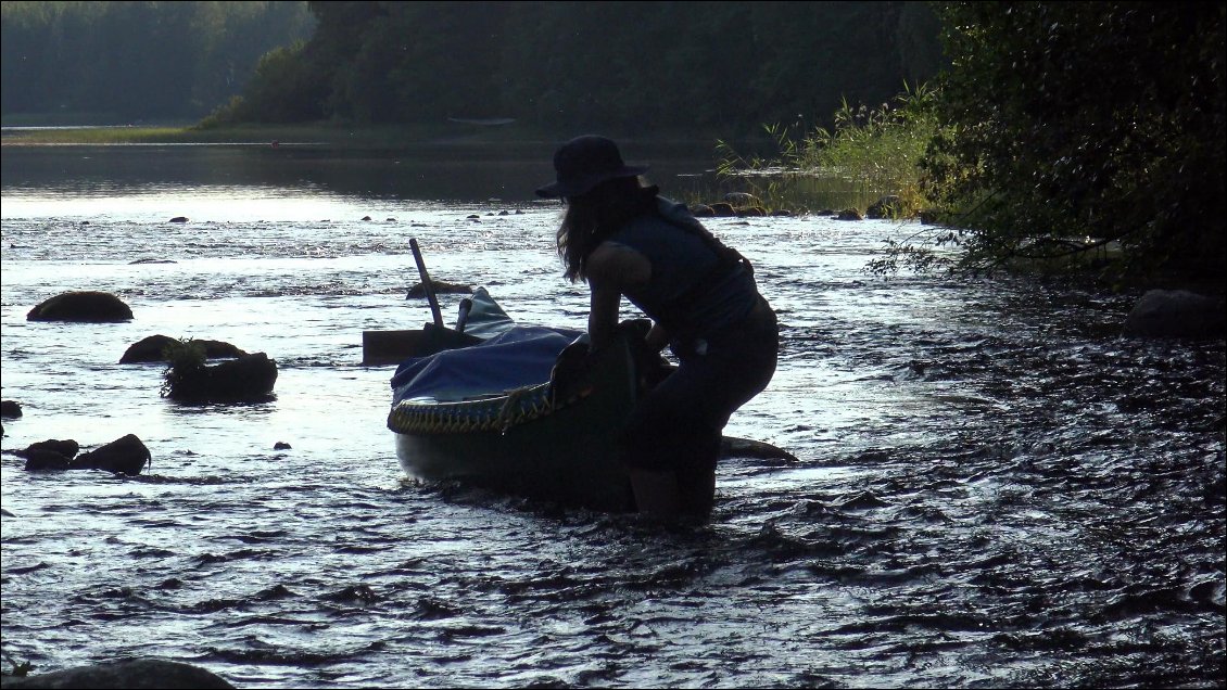 Pour la première fois, Amélie se débrouille seule dans le contre courant, son équilibre et son habileté à avancer dans cette rivière aux cailloux glissants me laissent songeur !