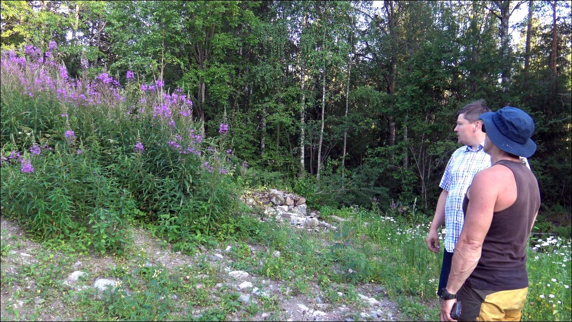 Apres avoir exploré en partie le chemin, je lui dis clairement que je refuse de passer par là, le terrain est complètement chaotique, alors je lui demande si nous pouvons passer par la propriété qui possède un accès idéal au lac suivant, il me dit qu'il va appeler le propriétaire pour avoir son autorisation. Il ne s'agit que d'un portage d'un seul kilomètre, mais c'est une montée abrupte de 500 mètres et une descente tout aussi longue et impitoyable... Et nous avons deux canoës !