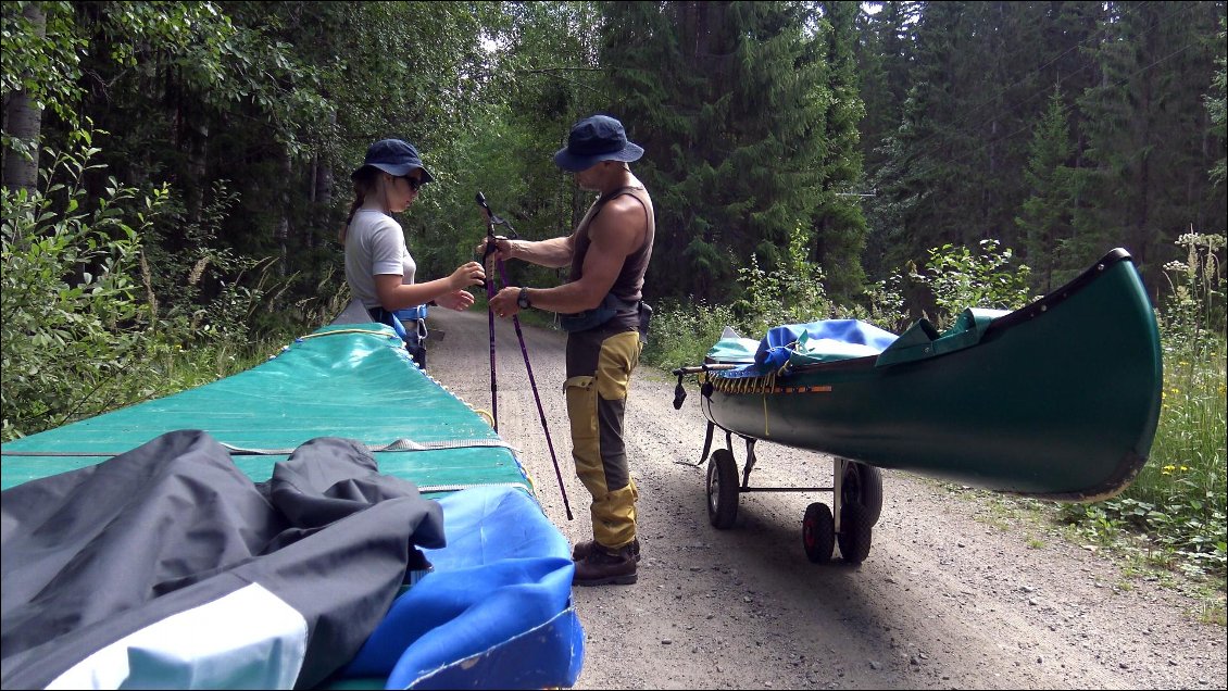 Nous tentons de nous aider avec des bâtons de marche, nous allons rejoindre une route goudronnée qui sera la plus grosse portion du portage.