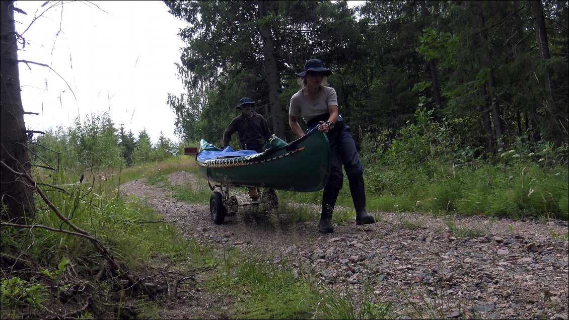 La descente pour rejoindre l'eau est si raide qu'elle nécessite que je t'aide à retenir ton canoë.