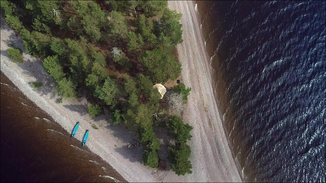 L'endroit nous apparaît particulier parce qu'il est au bout d'une péninsule qui coupe en deux le lac Saimaa en son milieu.