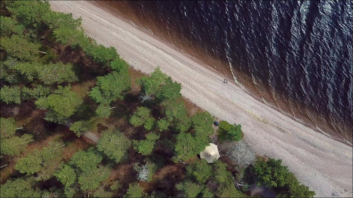 D'ailleurs un arbre est tombé pendant la nuit et la forêt en est jonchée. Evidemment, nous faisons toujours attention à l'endroit où nous plantons la tente.