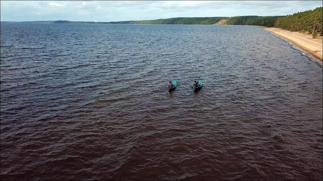 Nous quittons le bivouac en longeant la plage, les vagues de travers nous maintiennent tout de même dans le droit chemin.