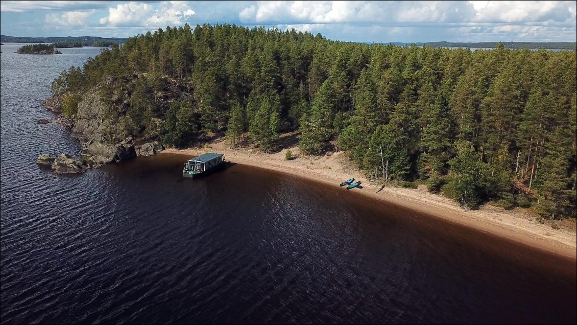 Une sorte de barge bricolée et habitée par un bourru nous a indiqué qu'il devait y avoir un camp.