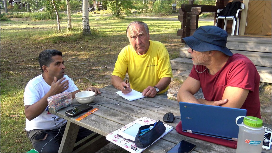 Le beau père d'Israfil, le père de Tarja, qui est un ancien journaliste sportif nous interview. Israfil traduit avec toute la psychologie dont il sait faire preuve pour transmettre les émotions. C'est à lui que Israfil & Tarja ont racheté le camping deux ans auparavant !