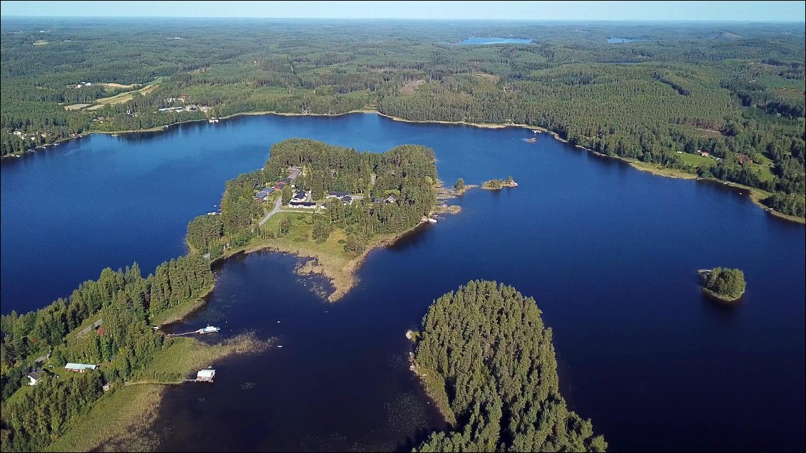 Le camping d'Israfil et Tarja c'est le moins cher de toute la région !
Et pourtant l’accueil et si attentionné que ça n'a pas de prix. www.lakeistenranta.fi.
J'ai pu observer Israfil accueillir des clients, et à chaque fois, ils le quittent avec le sourire, je discute avec lui de ce don si rare.