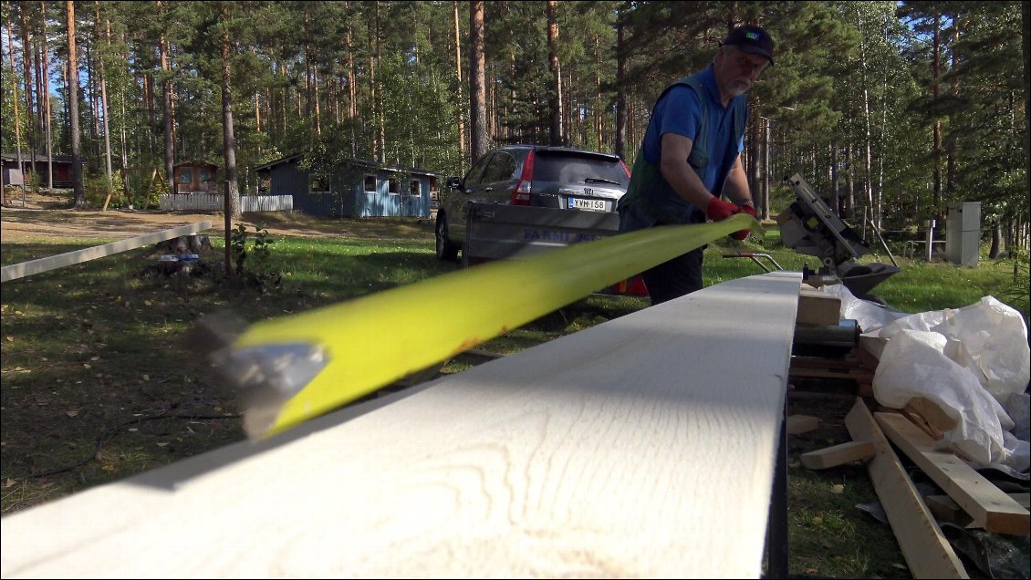 Quand un camping est fermé, les seuls gens qui restent sont incités à partager l'envers du décor.
Je découvre la sensibilité de Pentti qui tente de m'apprendre des mots en finlandais, je répète la phonétique mais je constate bien que mon cerveau ne fait que retenir l'intention de sa gentillesse.