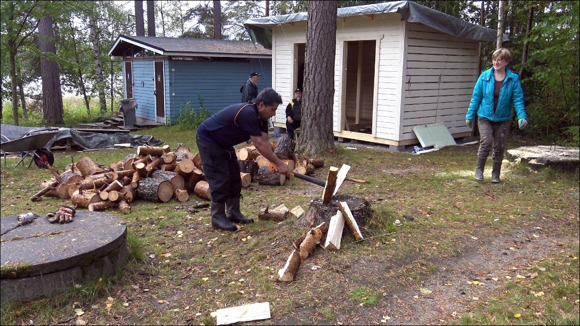 Revenus au camping il nous faut remplir la réserve à bois qui vient d’être construite, Pentti fabriquera les portes juste avant l'hiver et viendra les installer tout seul. Il y avait si longtemps que je n'avais apprécié de vivre ensemble.