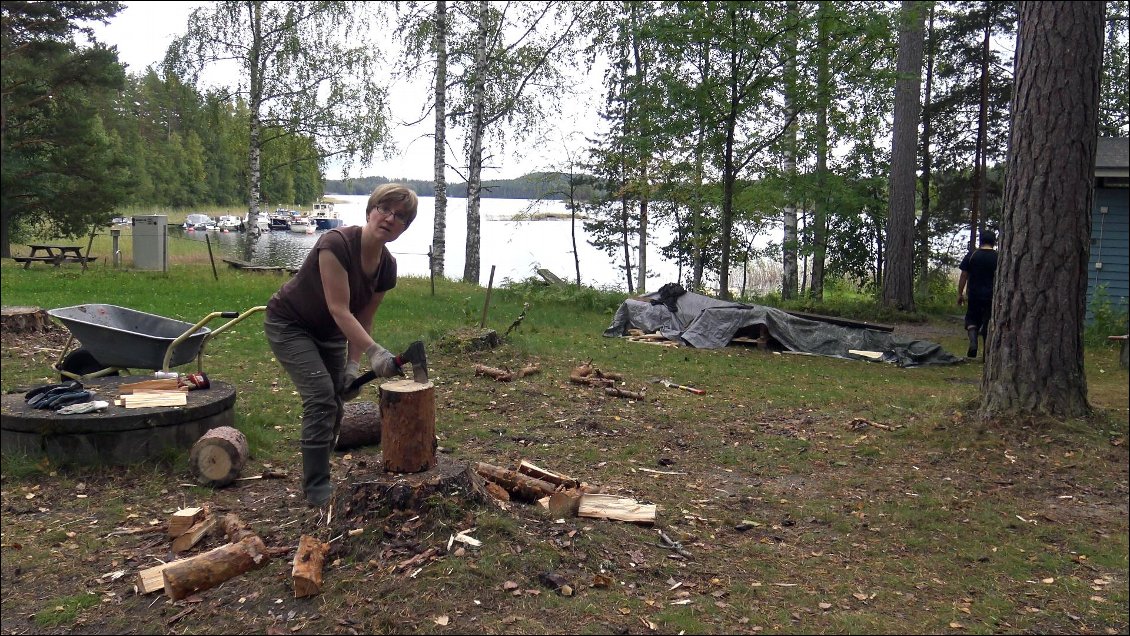 En Finlande, l’égalité entre hommes et femmes et si approuvée, établie et intégrée, qu'elle peut parfois surprendre dans l'absence de galanterie que cela inclut... Alors au boulot Tarja, et démerde toi si ca coince !