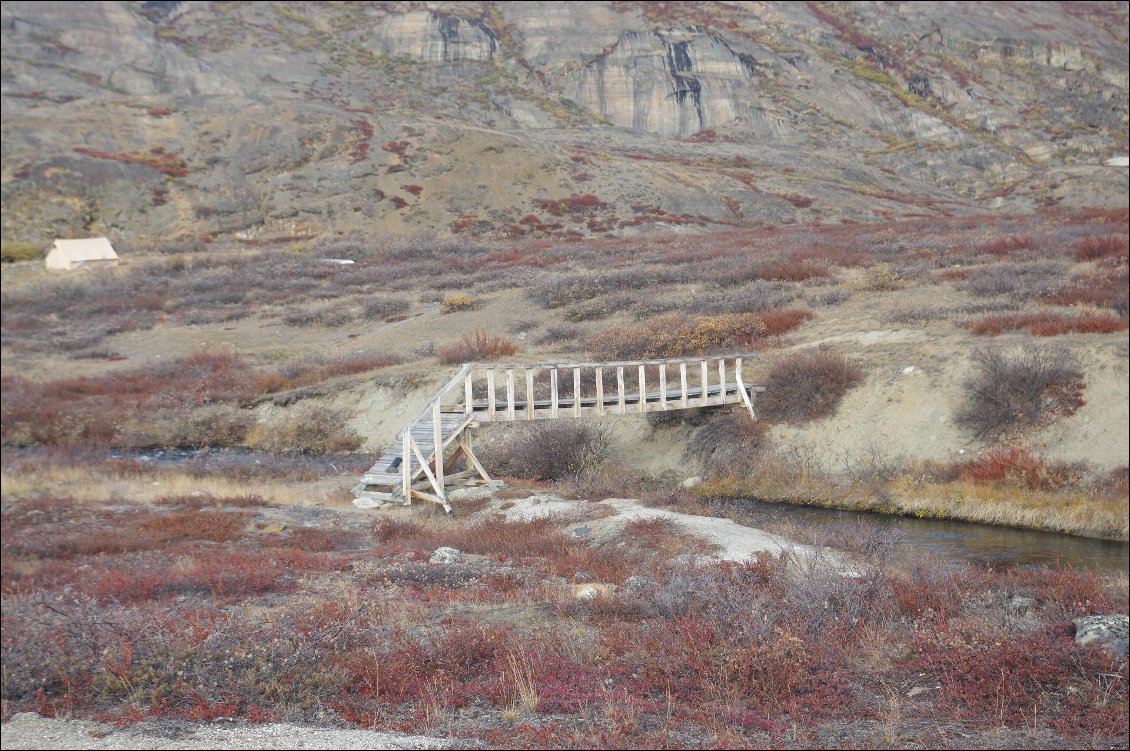 Le pont sur la Itinneq. Pas si facile à trouver quand on vient de l'est.