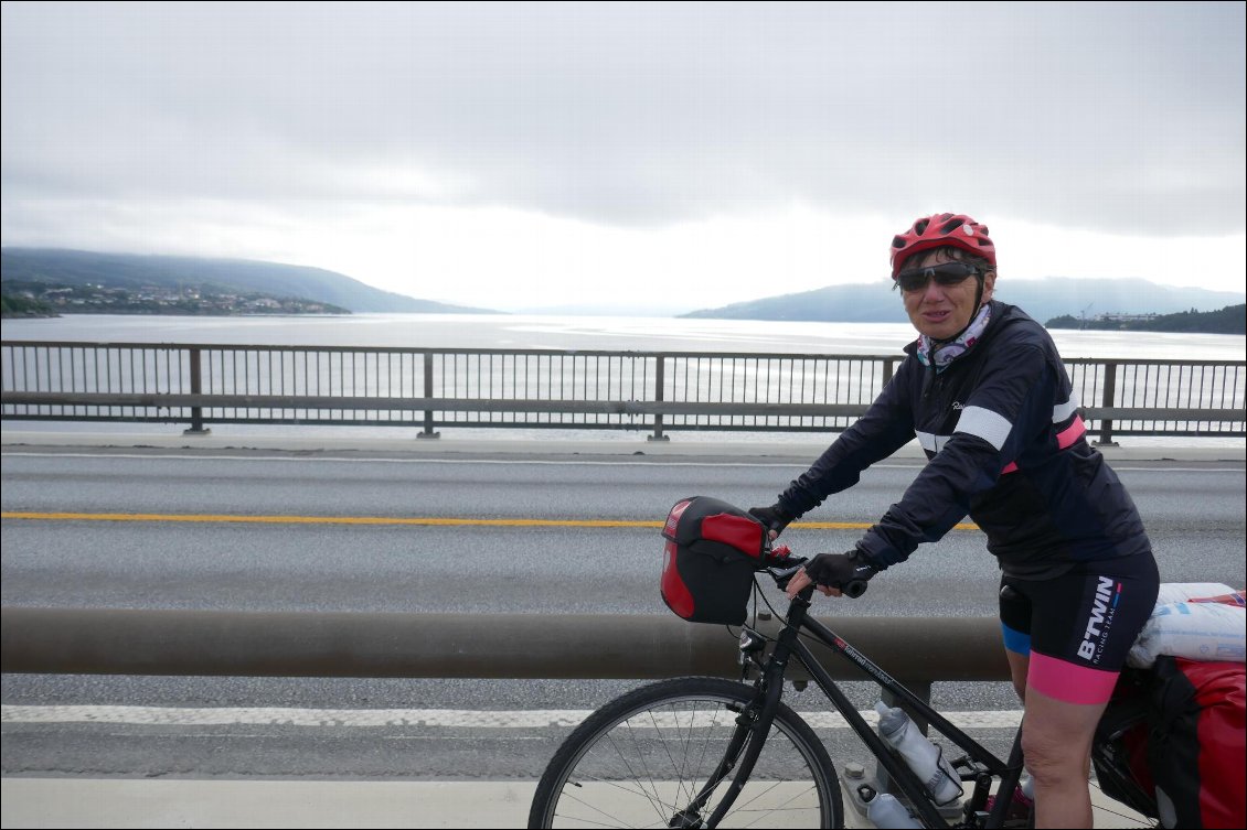 Un des nombreux ponts norvégiens. Celui-ci à un espace protégé pour les cyclistes.