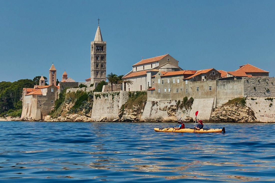 Départ, sous les remparts de Rab