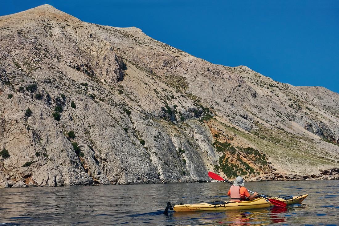 Falaises arides et sauvages sur la cote nord-est de Rab