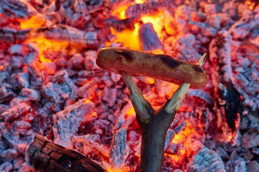 Saucisse grillée au bivouac du soir