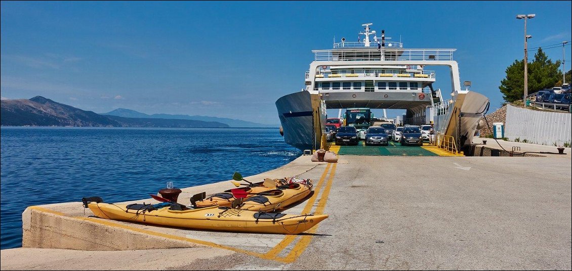 Port de Merag (Cres). On va rentrer dans l'antre de la bête avec nos kayaks, à la manière du poisson dans la gueule du requin !