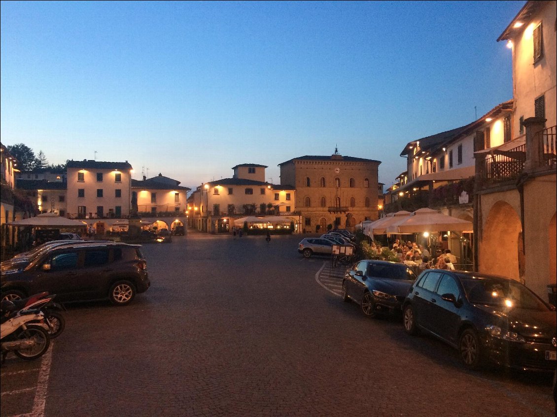 La place triangulaire de Greve in Chianti