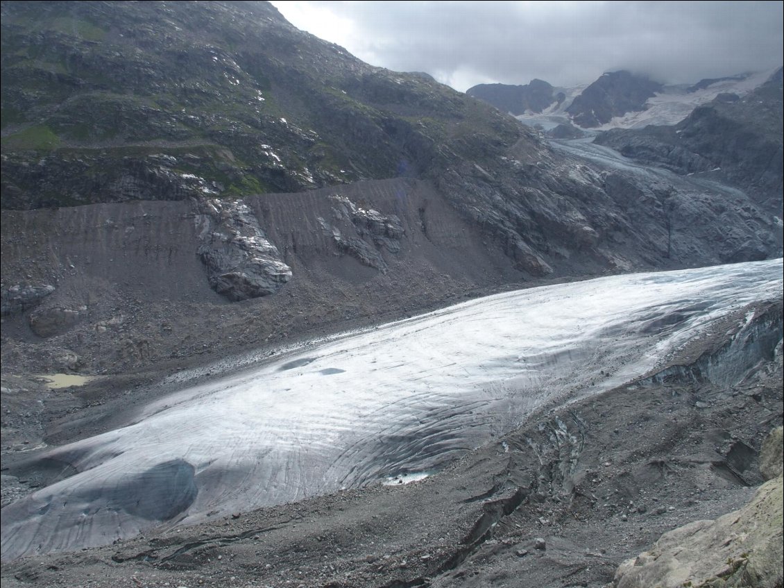 Traces sur la moraine, quel contraste avec le niveau actuel !!!