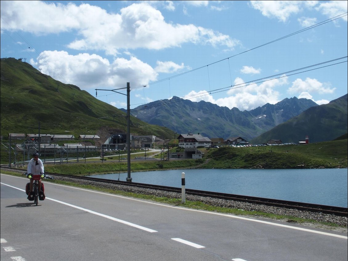 Geoff et le col, bien urbanisé, comme pas mal d'endroits dans la montagne Suisse !