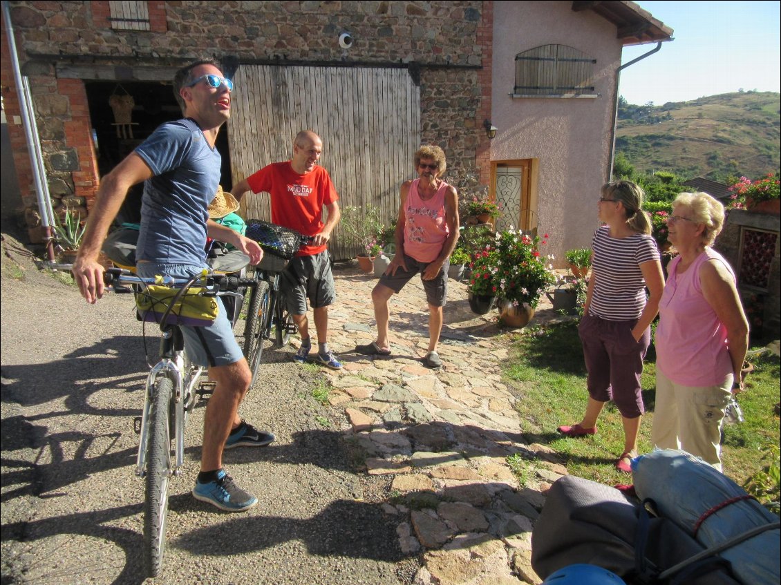 Rencontre avec d'autres cyclistes et invité au petit-dej chez Solange et Paul.