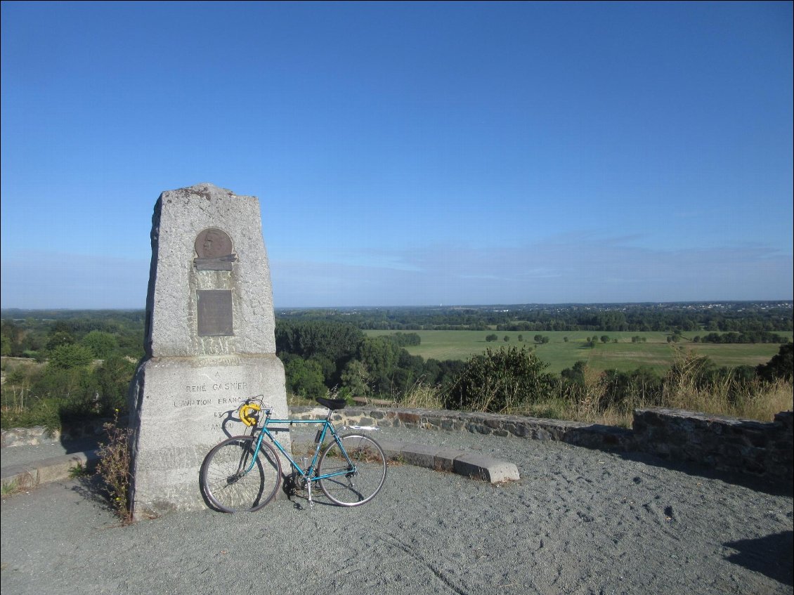 Monument à la Haie Longue en mémoire des aviateurs les frères Gasnier.