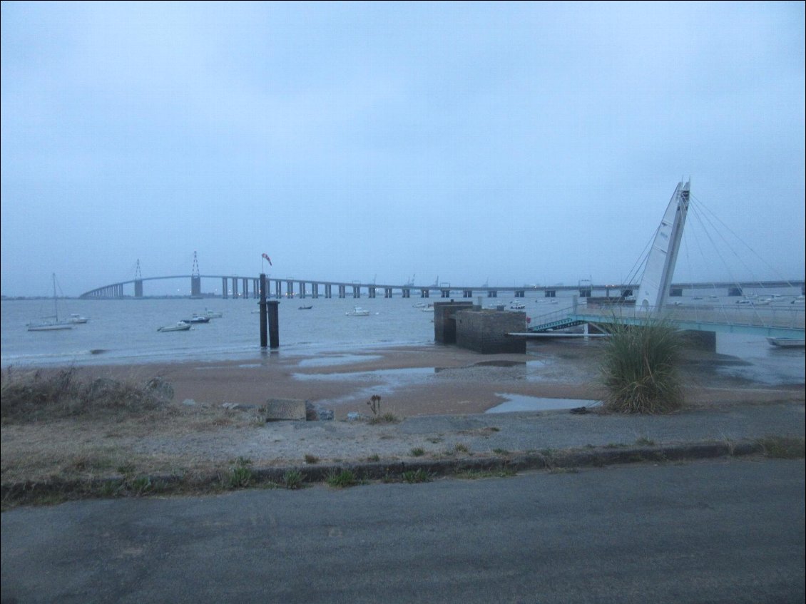 Le pont de Saint-Nazaire et la Loire se jette dans l'océan Atlantique.