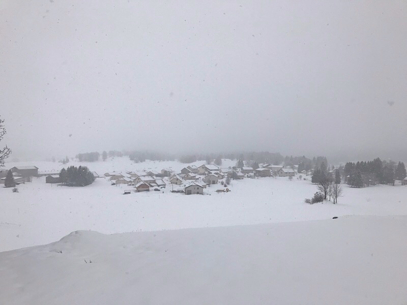 Arrivée sur Lajoux. Trouver l'hôtel en grelottant.