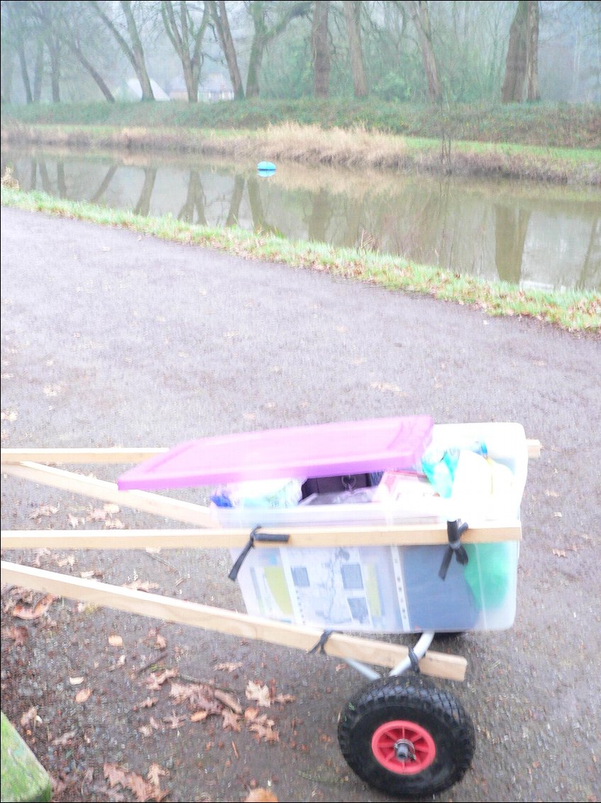 L'objet flottant identifié... Derrière le chariot ouvert pour récupérer l'appareil et immortaliser ce moment ubuesque...