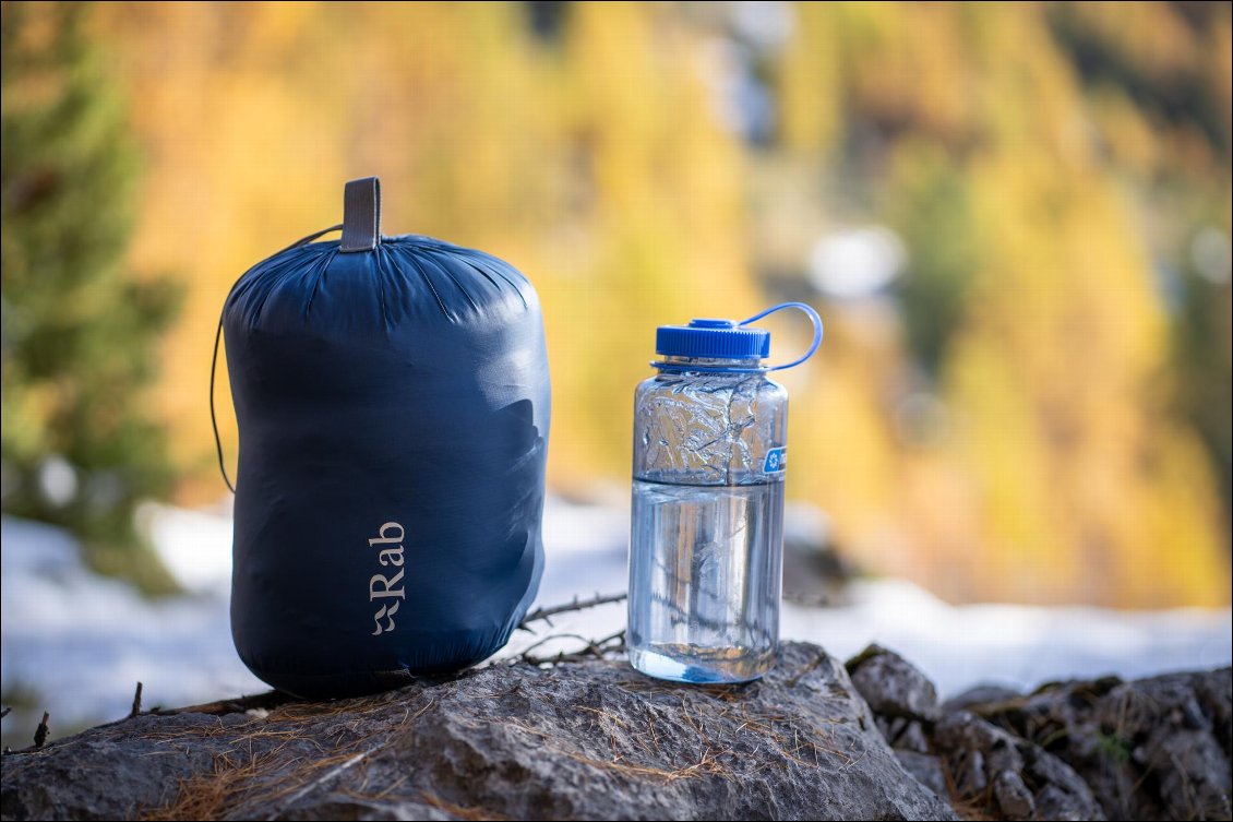 Doudoune compressée dans son sac (fourni). À droite, une Nalgene 1L, dont l'eau a gelé pendant la nuit : j'étais bien content d'avoir la doudoune le matin !