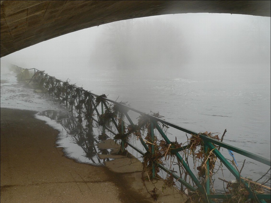 Le canal débordant sur le chemin de halage... Avec tous les restes de la dernière tempête accrochés à la barrière!