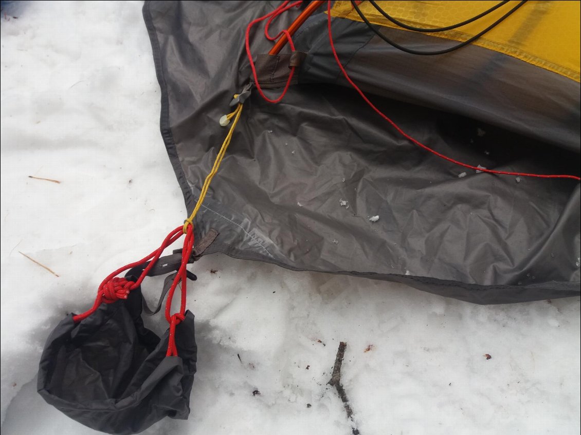 Ancres à neige. Des débuts difficiles : j’ai trop tassé la neige la veille si bien qu’après avoir gelé dans la nuit c’était du béton !