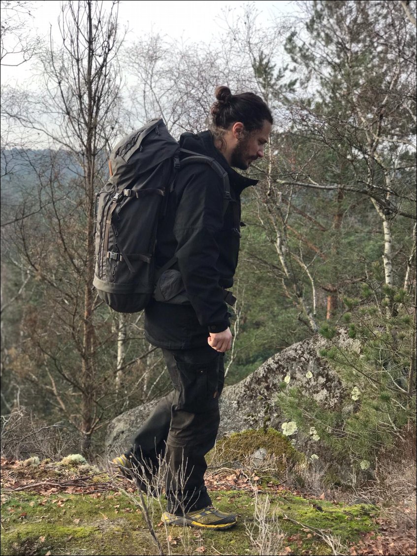 La veste descend bas sur les fesses protégeant bien le bas du dos du froid.