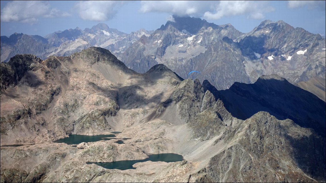 Les lacs de Crupillouse, on aperçoit le parapente bleu d'un ami retrouvé en l'air (grâce à nos radios) et avec qui Johanna a partagé une partie du vol.