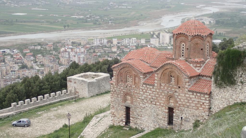 Shën Triadha, Église de la Sainte Trinité érigée au début du 14ème s.