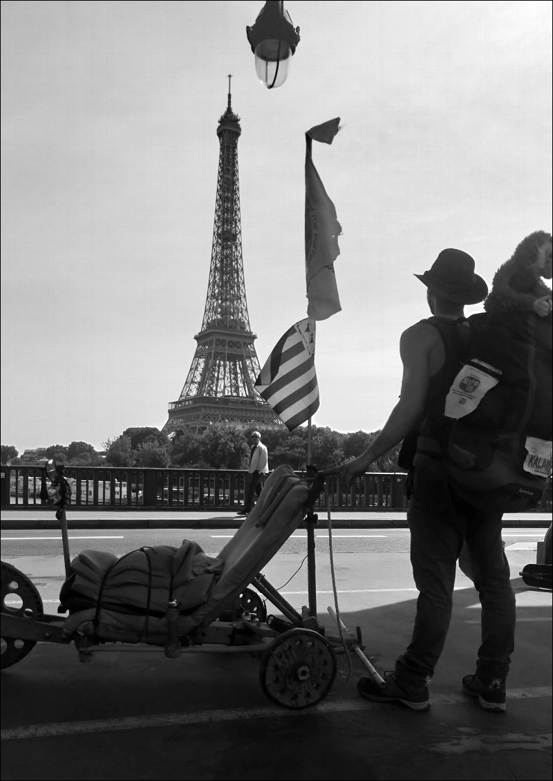 Arrivée devant la tour Eiffel